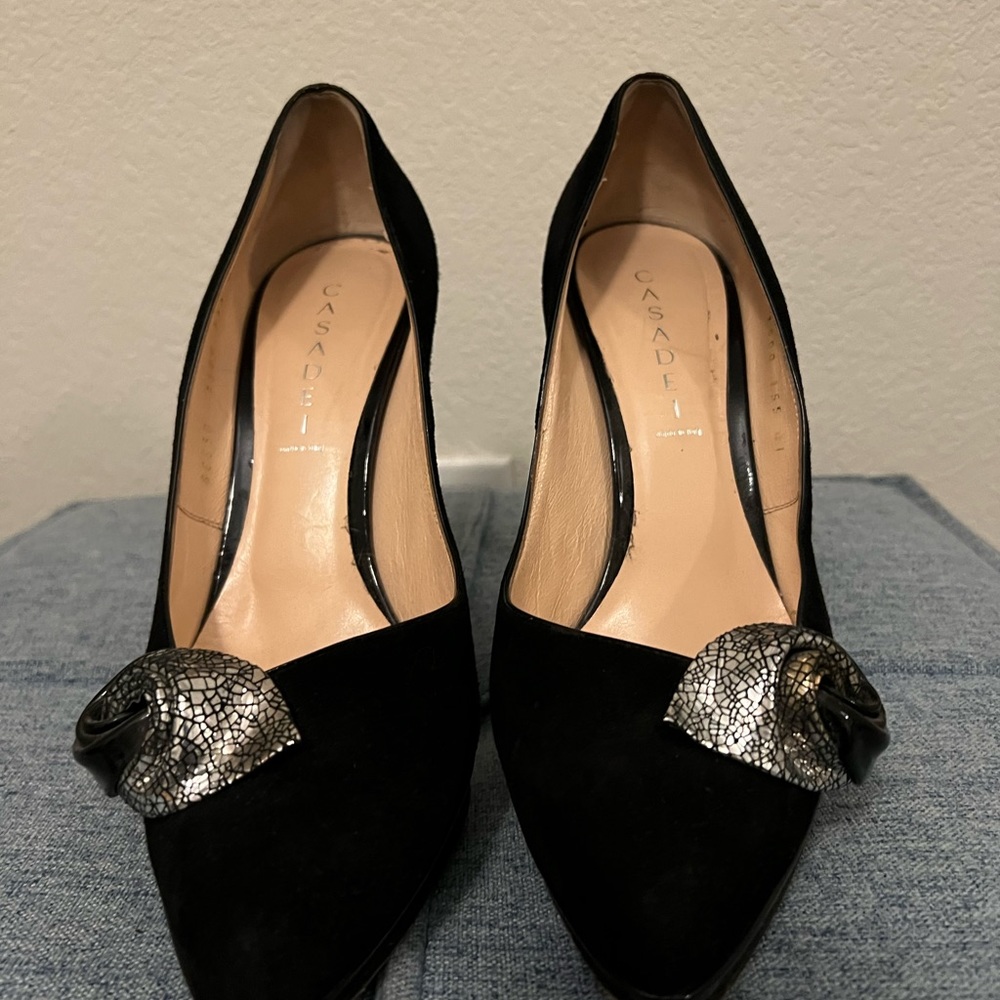 Black pumps